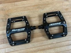Reverse Components Black One Junior / Jr. Plattformpedale / Pedale Schwarz -Pedal-Verkäufe IMG 0016 61a07944 abd3 4b37 b654 22615b44945e