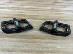 Reverse Components Black One Junior / Jr. Plattformpedale / Pedale Schwarz -Pedal-Verkäufe IMG 0017 d4f6949a 7b5a 4434 8281 052a0228c750