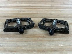 Reverse Components Black One Junior / Jr. Plattformpedale / Pedale Schwarz -Pedal-Verkäufe IMG 0018 161772a8 6882 4596 9c87 c0ffa1e66b42