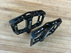 Reverse Components Black One Junior / Jr. Plattformpedale / Pedale Schwarz -Pedal-Verkäufe IMG 0019 0c656734 c02d 40f3 a71c ebe5ee0730a8