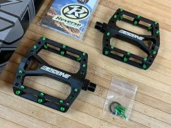 Reverse Components Black One Plattformpedale / Pedale Schwarz/hellgrün -Pedal-Verkäufe IMG 0283