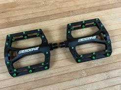 Reverse Components Black One Plattformpedale / Pedale Schwarz/hellgrün -Pedal-Verkäufe IMG 0284