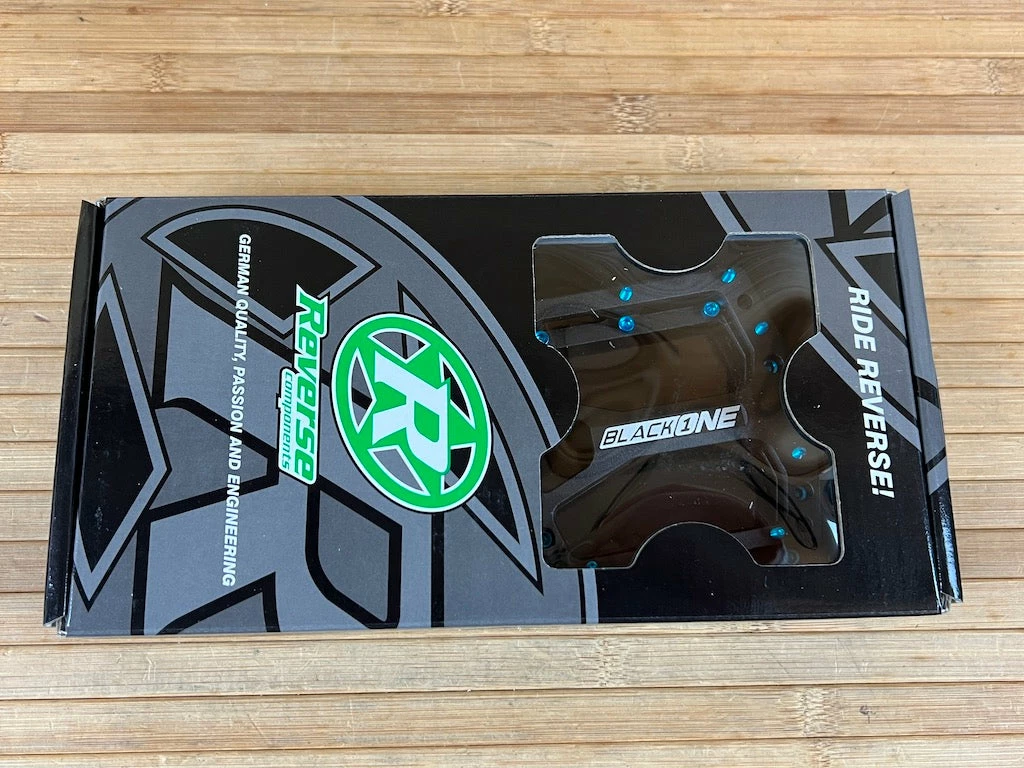 Reverse Components Black One Plattformpedale / Pedale Schwarz/hellblau 9 Reverse Components Black One Plattformpedale / Pedale Schwarz/hellblau – Bild 7