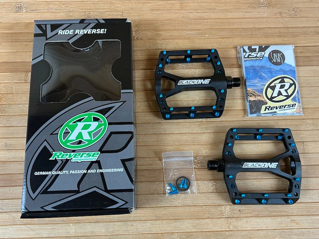 Reverse Components Black One Plattformpedale / Pedale Schwarz/hellblau 3 Reverse Components Black One Plattformpedale / Pedale Schwarz/hellblau