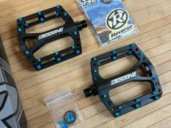 Reverse Components Black One Plattformpedale / Pedale Schwarz/hellblau 11 Reverse Components Black One Plattformpedale / Pedale Schwarz/hellblau -Pedal-Verkäufe IMG 0306