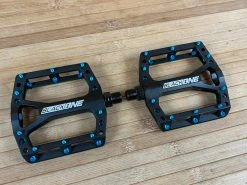 Reverse Components Black One Plattformpedale / Pedale Schwarz/hellblau 12 Reverse Components Black One Plattformpedale / Pedale Schwarz/hellblau -Pedal-Verkäufe IMG 0307