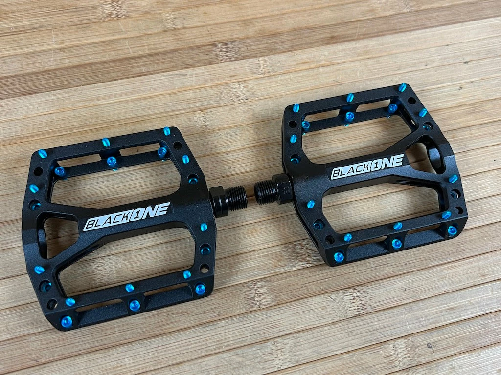 Reverse Components Black One Plattformpedale / Pedale Schwarz/hellblau 5 Reverse Components Black One Plattformpedale / Pedale Schwarz/hellblau – Bild 3