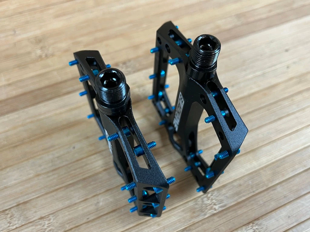 Reverse Components Black One Plattformpedale / Pedale Schwarz/hellblau 7 Reverse Components Black One Plattformpedale / Pedale Schwarz/hellblau – Bild 5