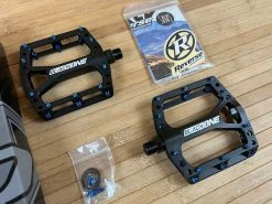 Reverse Components Black One Plattformpedale / Pedale Schwarz/dunkelblau -Pedal-Verkäufe IMG 0314