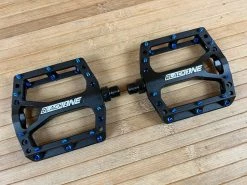 Reverse Components Black One Plattformpedale / Pedale Schwarz/dunkelblau -Pedal-Verkäufe IMG 0315