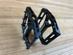 Reverse Components Black One Plattformpedale / Pedale Schwarz/dunkelblau -Pedal-Verkäufe IMG 0317