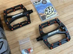 Reverse Components Black One Plattformpedale / Pedale Schwarz/orange -Pedal-Verkäufe IMG 0322