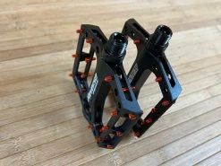 Reverse Components Black One Plattformpedale / Pedale Schwarz/orange -Pedal-Verkäufe IMG 0326