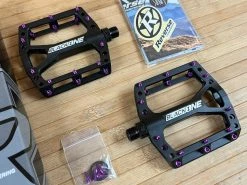 Reverse Components Black One Plattformpedale / Pedale Schwarz/lila -Pedal-Verkäufe IMG 0330