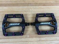 Reverse Components Black One Plattformpedale / Pedale Schwarz/lila -Pedal-Verkäufe IMG 0331