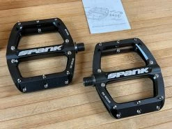 Spank Spoon 100 Pedale / Plattformpedale Schwarz 10 Spank Spoon 100 Pedale / Plattformpedale Schwarz -Pedal-Verkäufe IMG 0745 ec9abf7c d69c 4604 af6e 3e985c453d5f