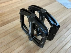 Spank Spoon 100 Pedale / Plattformpedale Schwarz 12 Spank Spoon 100 Pedale / Plattformpedale Schwarz -Pedal-Verkäufe IMG 0747 a72f79c9 ebbf 4b54 aa73 8b857e66d8dd