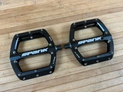 Spank Spoon 110 Pedale / Plattformpedale Schwarz -Pedal-Verkäufe IMG 0753 d5392c29 2251 491f 98fd 6fb56cd6a8b6