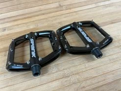 Spank Spoon 110 Pedale / Plattformpedale Schwarz -Pedal-Verkäufe IMG 0756 69551943 3f51 4ca8 8fc1 6f583ace7af2