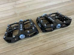 Reverse Components E-Escape Plattformpedale / Pedale Schwarz -Pedal-Verkäufe IMG 1147