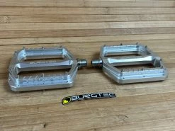 Burgtec MK5 Penthouse Flat Pedals / Pedale Silver Steel Axle -Pedal-Verkäufe IMG 1222