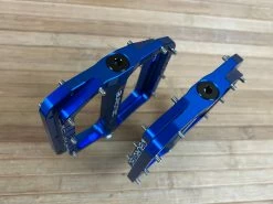 Burgtec MK5 Penthouse Flat Pedals / Pedale Deep Blue Steel Axle -Pedal-Verkäufe IMG 1226