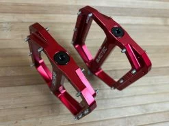 Burgtec MK5 Penthouse Flat Pedals / Pedale Red Steel Axle -Pedal-Verkäufe IMG 1232 ea2fc998 b383 4f43 ae33 a98a438b7ad8
