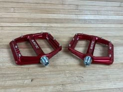 Burgtec MK5 Penthouse Flat Pedals / Pedale Red Steel Axle -Pedal-Verkäufe IMG 1233 991e983a 0cc6 4b04 8431 7bff024a80fa