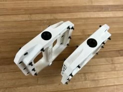 Burgtec MK4 Composite Flat Pedals / Pedale White 10 Burgtec MK4 Composite Flat Pedals / Pedale White -Pedal-Verkäufe IMG 1256