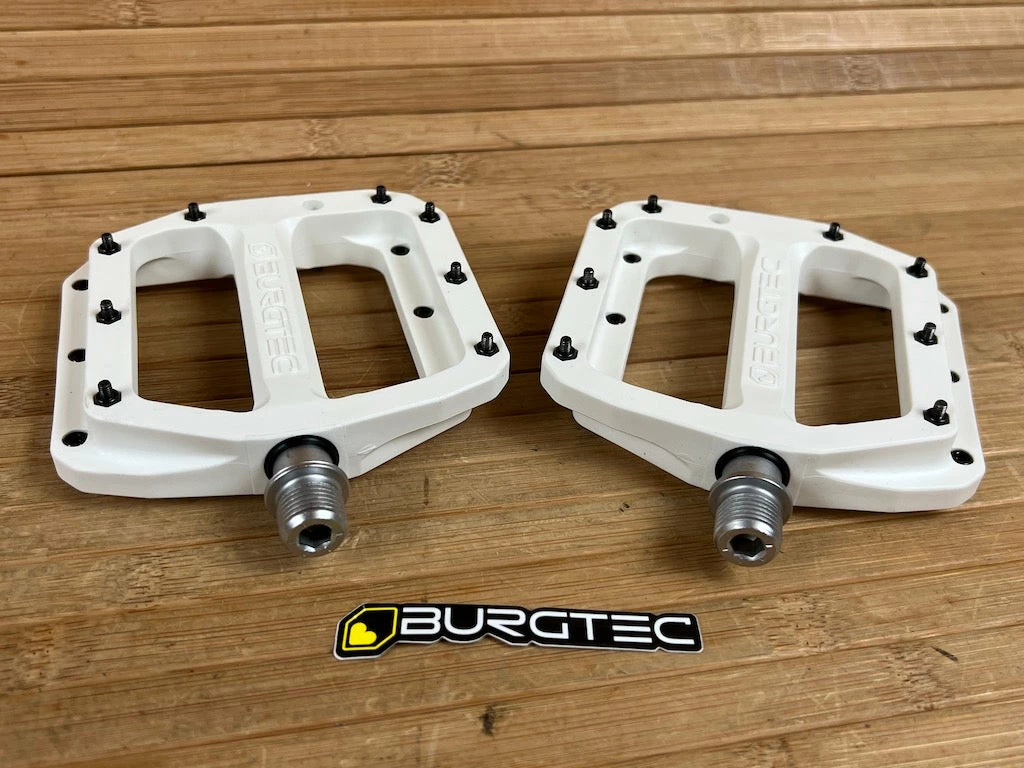 Burgtec MK4 Composite Flat Pedals / Pedale White 5 Burgtec MK4 Composite Flat Pedals / Pedale White – Bild 3