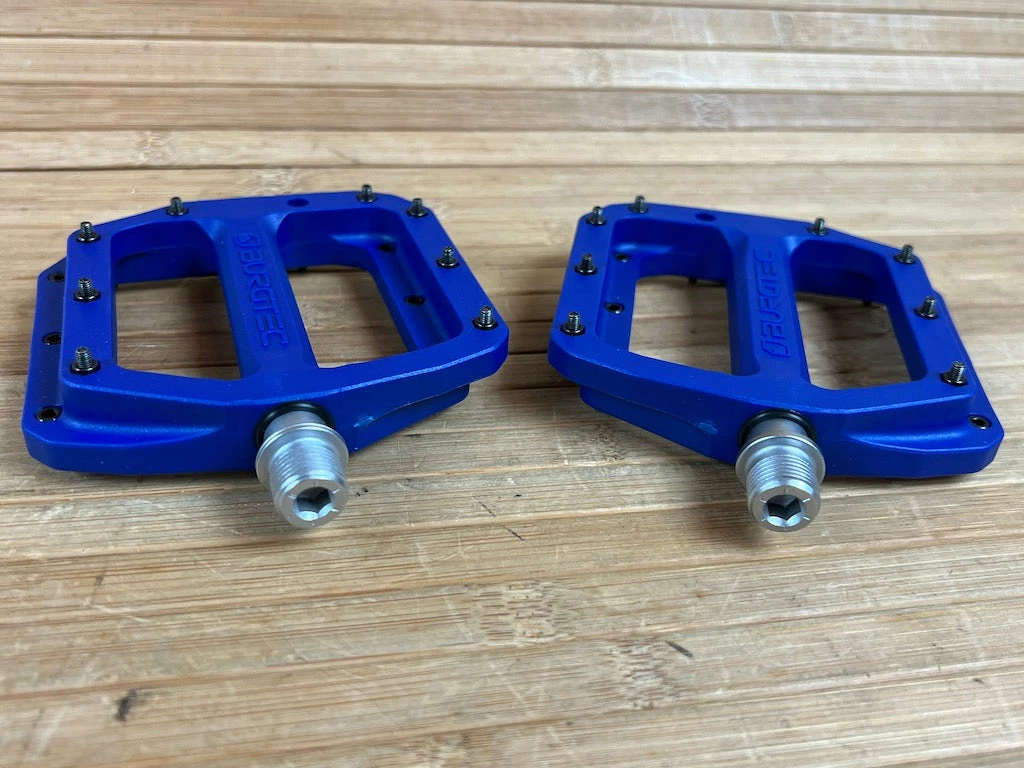 Burgtec MK4 Composite Flat Pedals / Pedale Deep Blue 6 Burgtec MK4 Composite Flat Pedals / Pedale Deep Blue – Bild 4