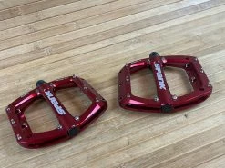 Spank Spoon 110 Pedale / Plattformpedale Rot -Pedal-Verkäufe IMG 3367 7eabd921 a48d 4993 b260 aa3d4d025b1e