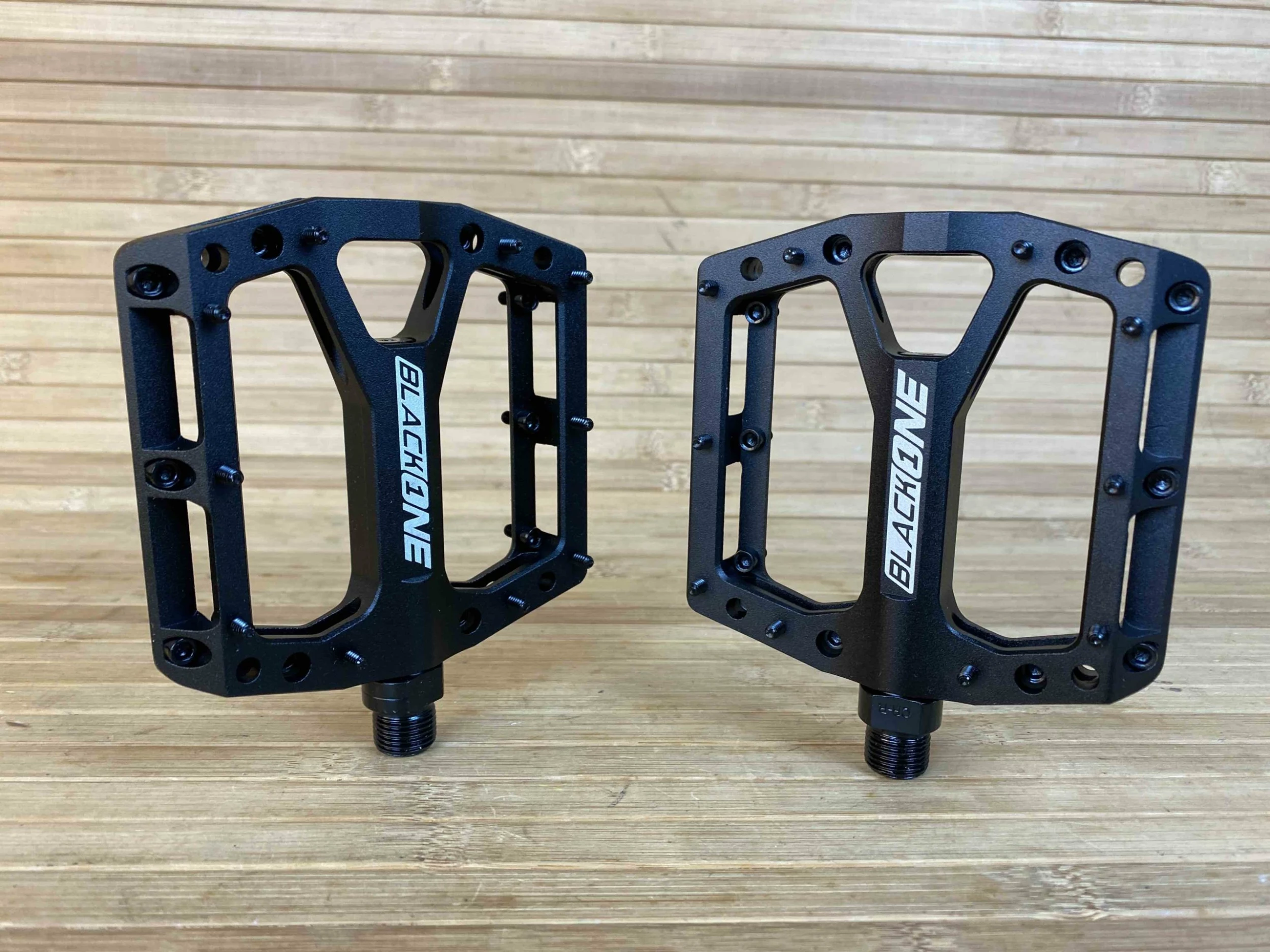 Reverse Components Black One Plattformpedale / Pedale Schwarz 4 Reverse Components Black One Plattformpedale / Pedale Schwarz – Bild 2