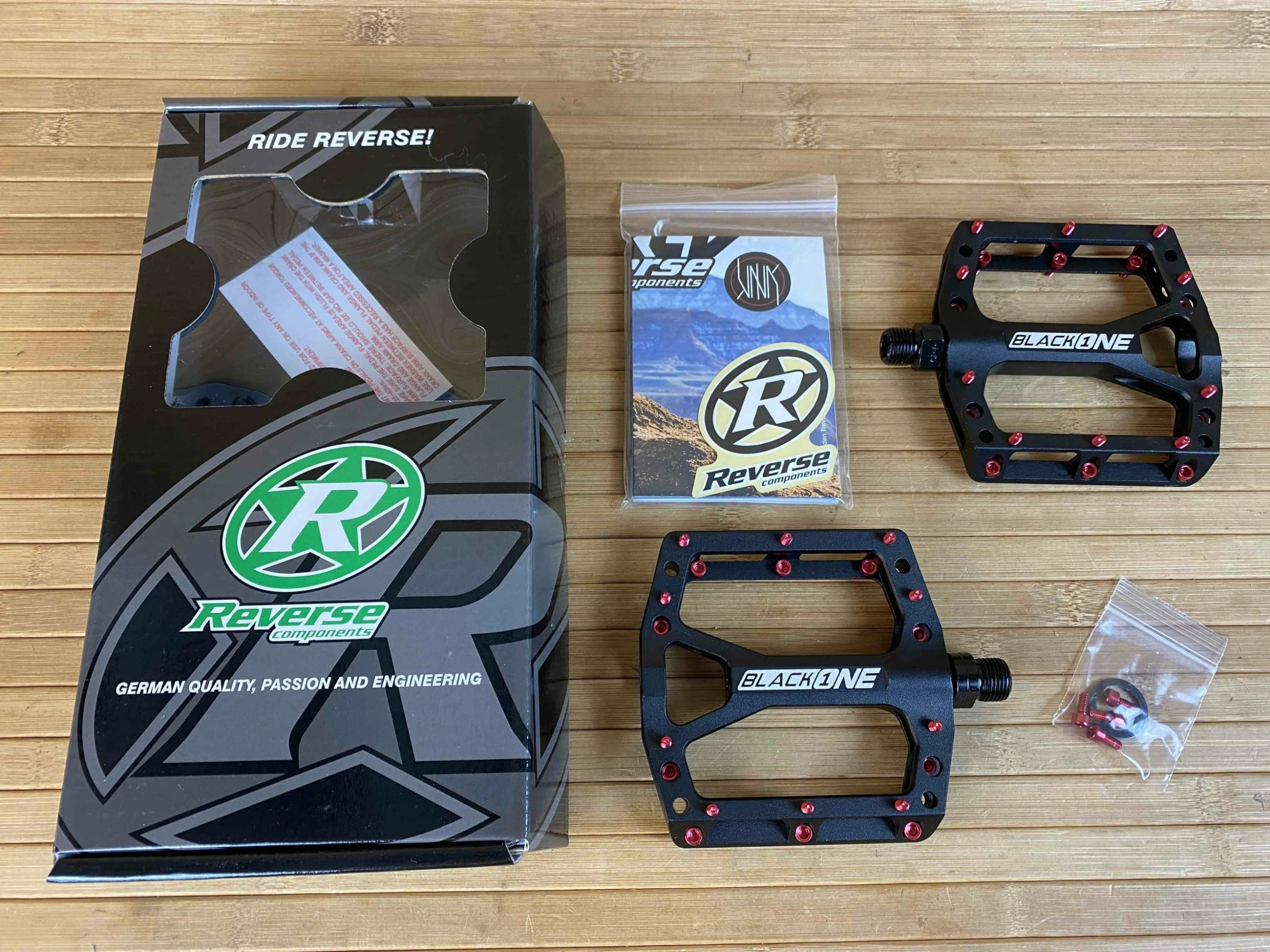 Reverse Components Black One Plattformpedale / Pedale Schwarz/rot 3 Reverse Components Black One Plattformpedale / Pedale Schwarz/rot