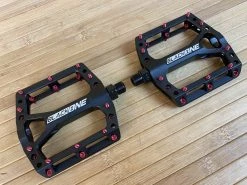 Reverse Components Black One Plattformpedale / Pedale Schwarz/rot 9 Reverse Components Black One Plattformpedale / Pedale Schwarz/rot -Pedal-Verkäufe IMG 6097