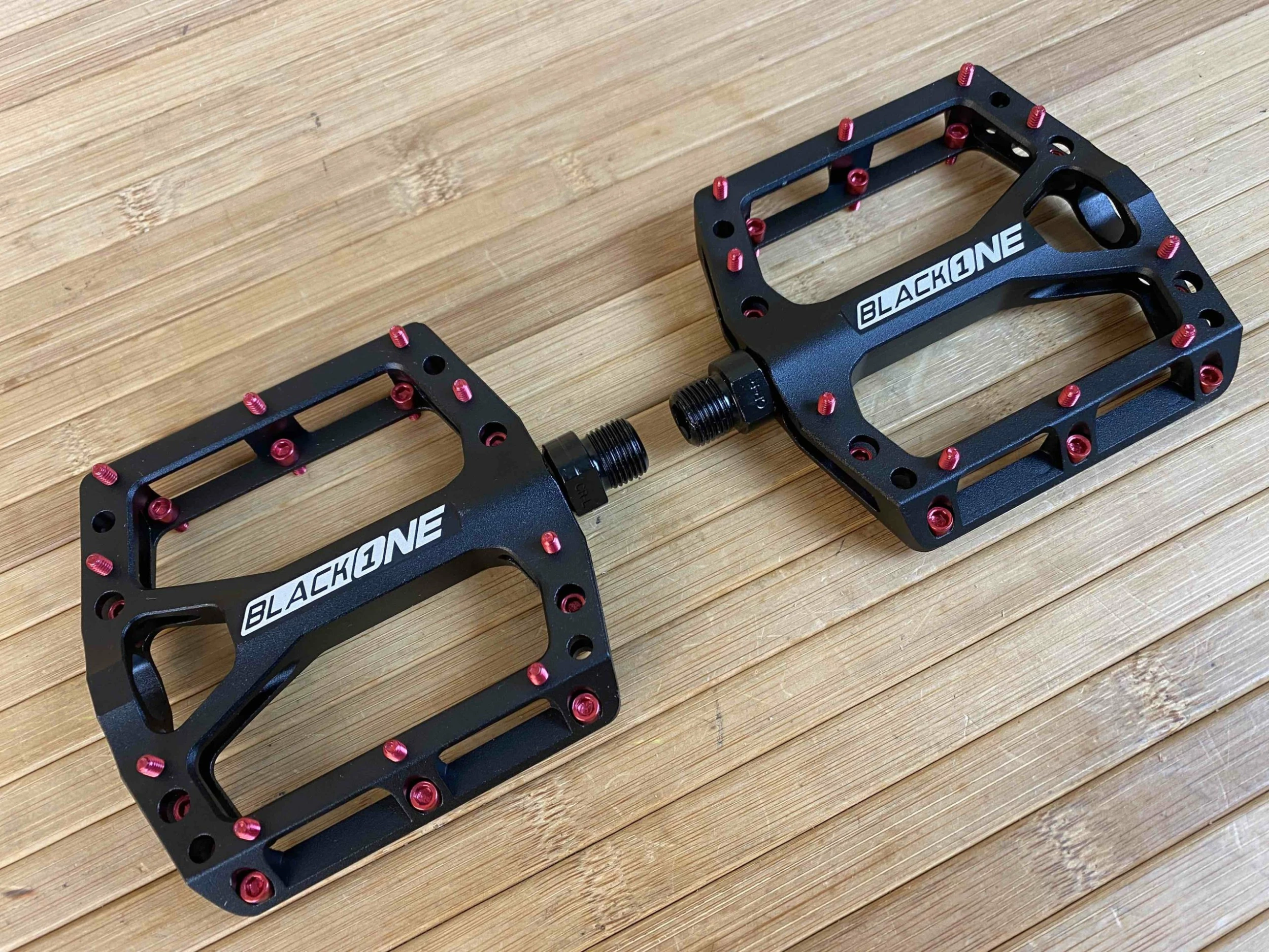 Reverse Components Black One Plattformpedale / Pedale Schwarz/rot 4 Reverse Components Black One Plattformpedale / Pedale Schwarz/rot – Bild 2