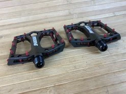 Reverse Components Black One Plattformpedale / Pedale Schwarz/rot 11 Reverse Components Black One Plattformpedale / Pedale Schwarz/rot -Pedal-Verkäufe IMG 6099