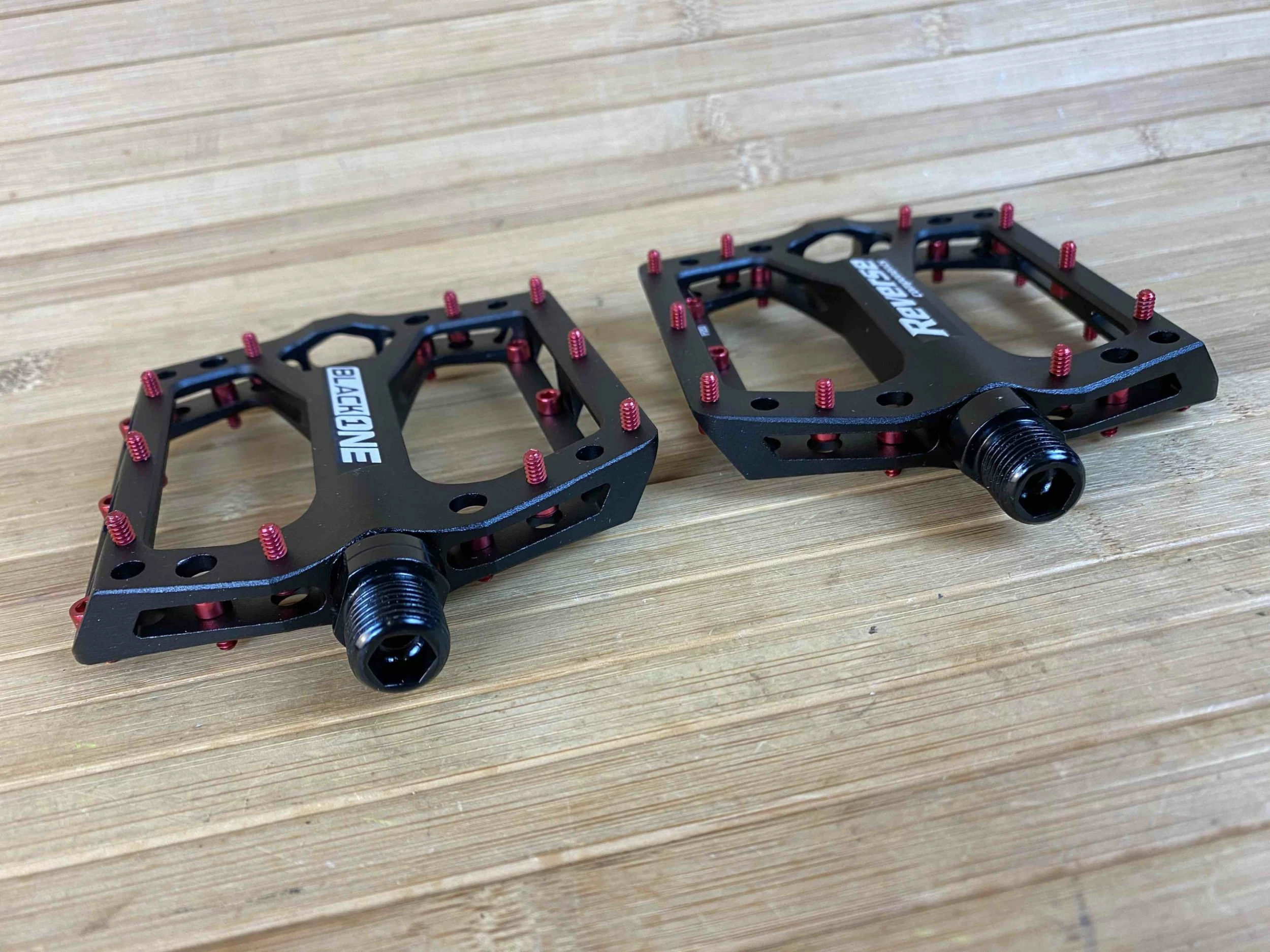 Reverse Components Black One Plattformpedale / Pedale Schwarz/rot 6 Reverse Components Black One Plattformpedale / Pedale Schwarz/rot – Bild 4