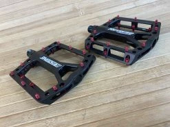 Reverse Components Black One Plattformpedale / Pedale Schwarz/rot 12 Reverse Components Black One Plattformpedale / Pedale Schwarz/rot -Pedal-Verkäufe IMG 6100