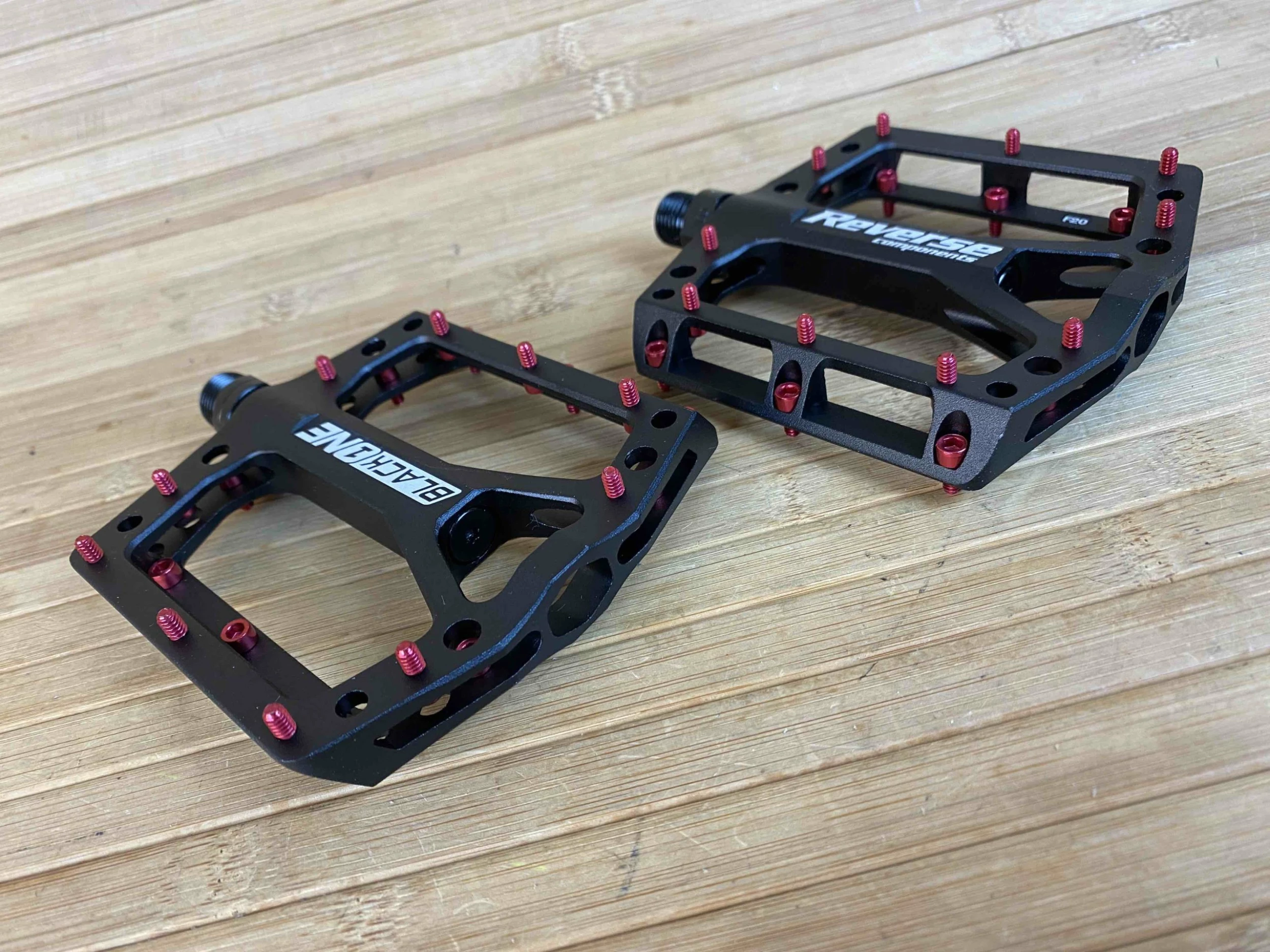 Reverse Components Black One Plattformpedale / Pedale Schwarz/rot 7 Reverse Components Black One Plattformpedale / Pedale Schwarz/rot – Bild 5