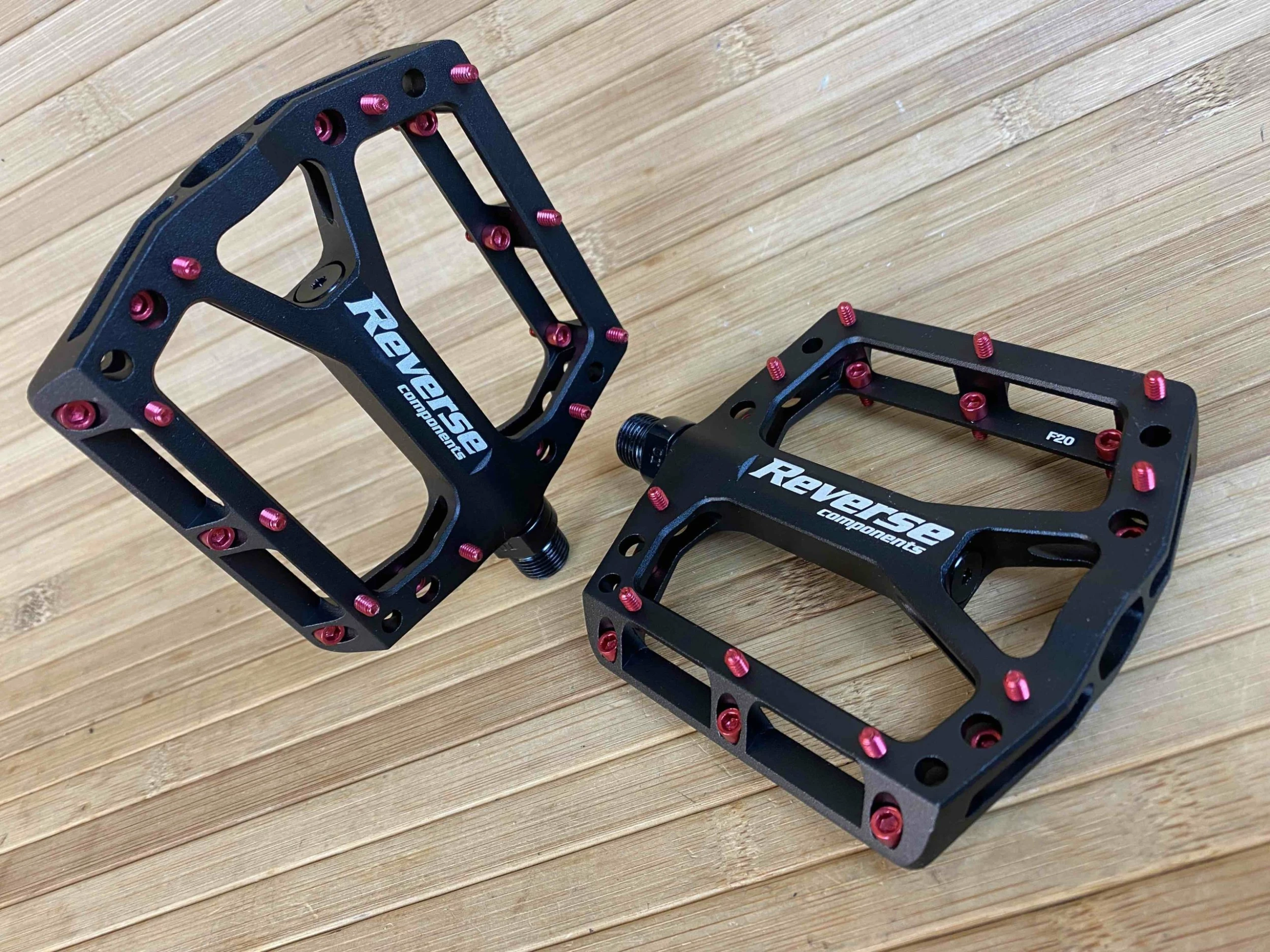 Reverse Components Black One Plattformpedale / Pedale Schwarz/rot 8 Reverse Components Black One Plattformpedale / Pedale Schwarz/rot – Bild 6