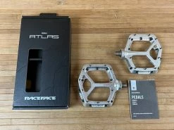 Race Face Atlas 2022 Silver Plattformpedale / Pedale