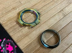Muc-Off Muc Off Crank Preload Ring Oilslick / Iridescent -Pedal-Verkäufe IMG 7720