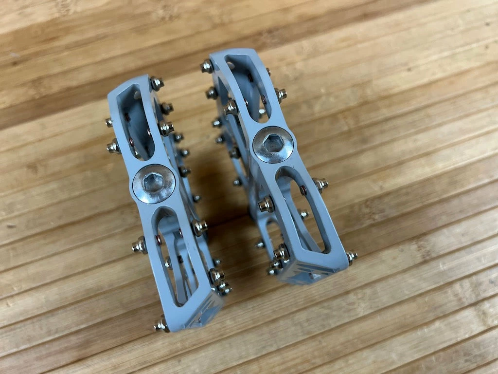 Reverse Components E-Escape Plattformpedale / Pedale Grau 8 Reverse Components E-Escape Plattformpedale / Pedale Grau – Bild 6