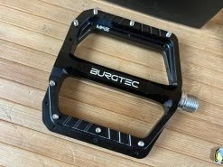 Burgtec MK5 Penthouse Flat Pedals / Pedale Black Steel Axle -Pedal-Verkäufe IMG 9078 504e2f35 e263 444c 979f e9cad28380bf