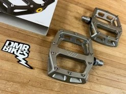 DMR V12 Pedale / Plattformpedale Magnesium Grey -Pedal-Verkäufe IMG 9376 5db3d59e 41cb 4bcc a727 724d301a8bbd