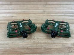 Reverse Components Escape Plattformpedale / Pedale Dunkelgrün -Pedal-Verkäufe IMG 9990 ed5555fc 1446 43b3 a037 4a6a1dea7ba9