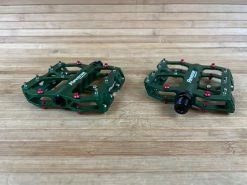 Reverse Components Escape Plattformpedale / Pedale Dunkelgrün -Pedal-Verkäufe IMG 9991 e9c36f58 2f30 488a a551 e706983cbf34